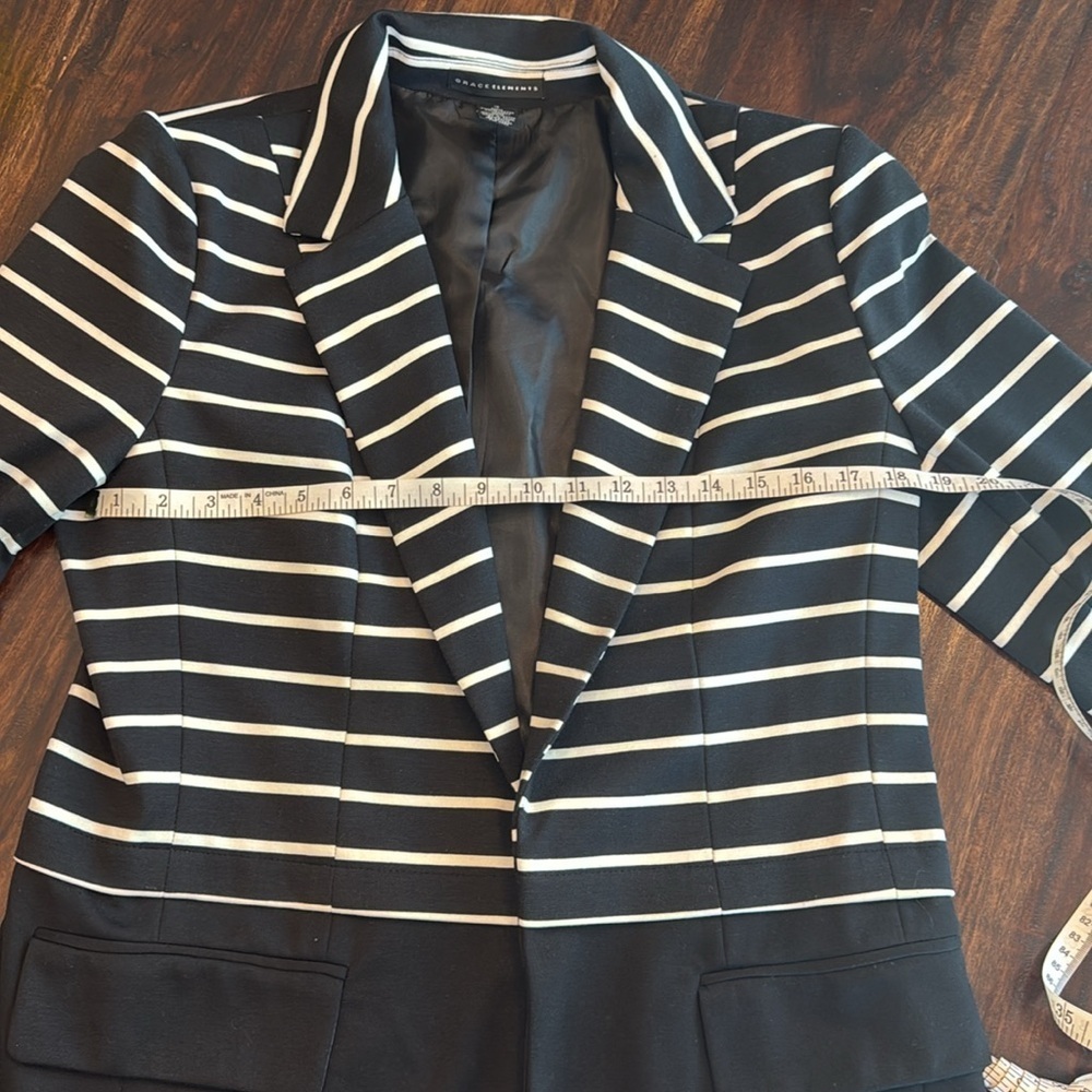 Black and White Striped Blazer - Picture 4 of 4
